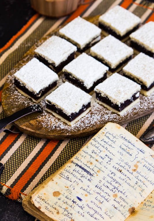 עוגת סנדוויץ שוקולד, ובהונגרית csokolade pite